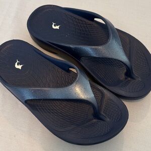 Reel Legends unisex slip on sandals M 4 W 6